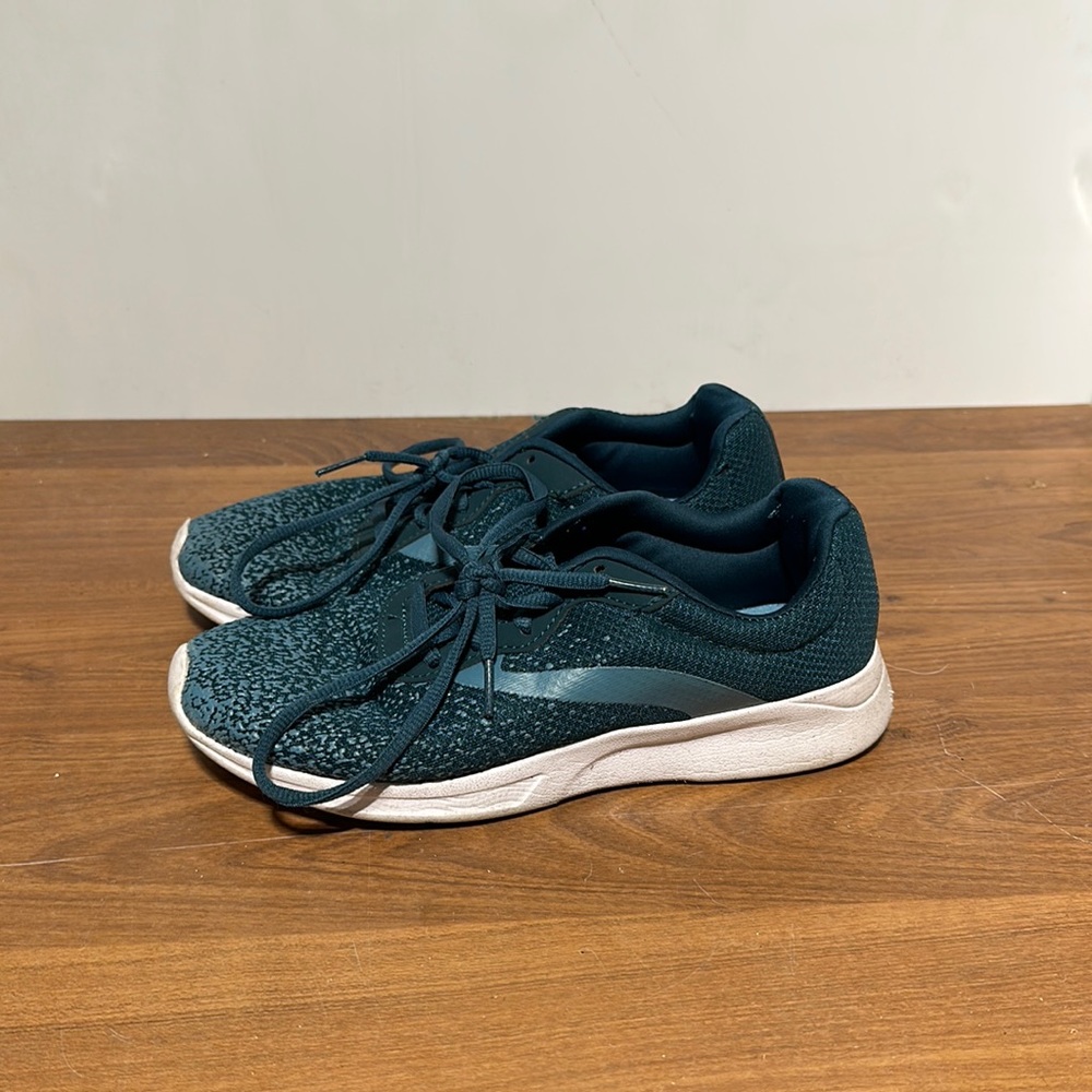 Tennis shoes